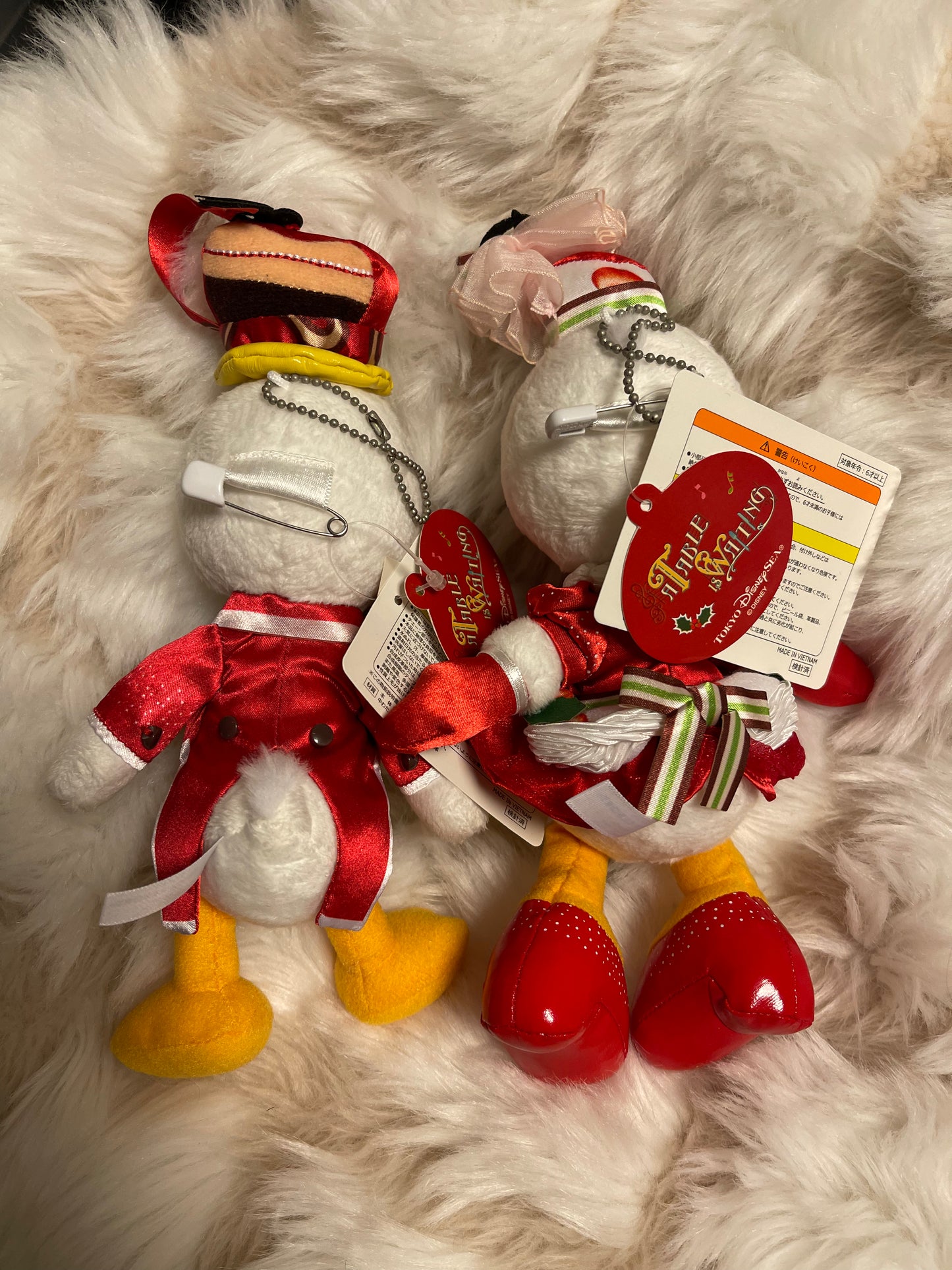 Tokyo Disney sea Donald and daisy keychain badge