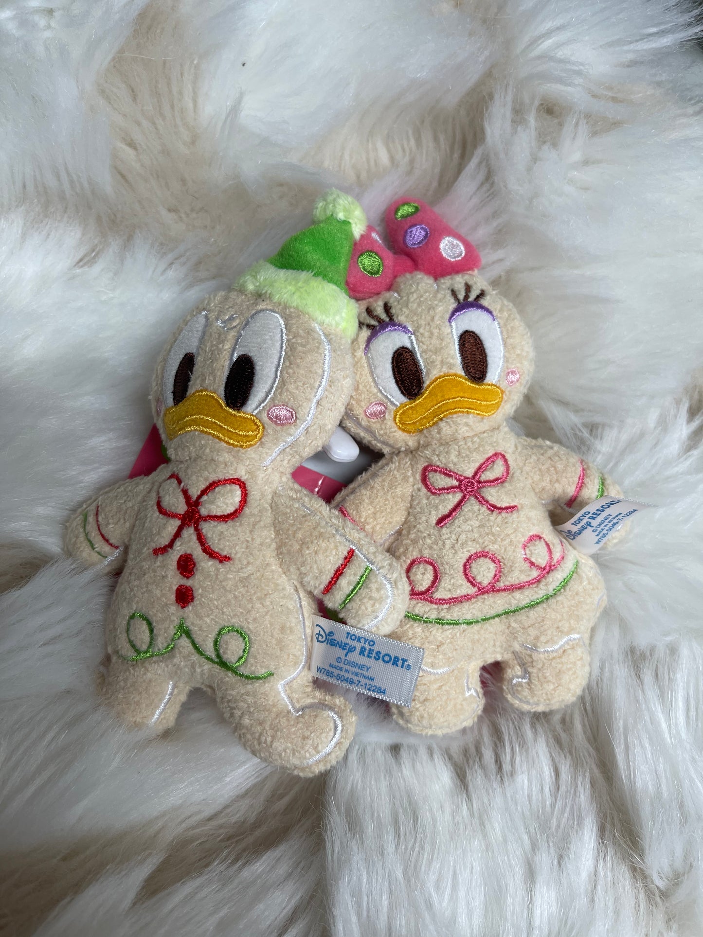 Tokyo Disney Christmas Donald and daisy gingerbread keychain badg